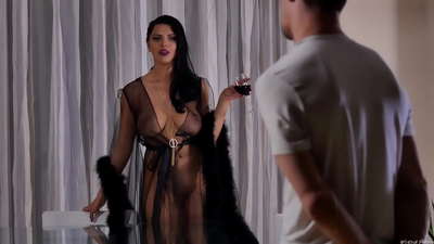 Inimbitahan ng kalapating mababa ang lipad na si Kira Queen ang kanyang kapitbahay para sa tsaa at sinugod siya sa hapag kainan